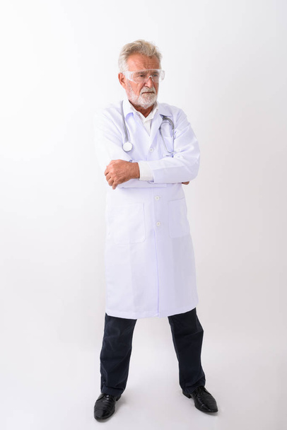 Ganzkörperaufnahme von gutaussehenden älteren bärtigen Mann Arzt stehend wh - Foto, Bild