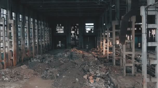 Vista aérea de 4k. Destruida fábrica abandonada después de la guerra, vidrios rotos, destrucción, aterradora composición industrial
 - Imágenes, Vídeo