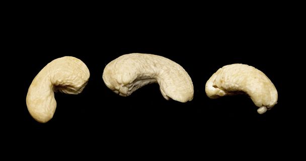 cashewpähkinät mustalla pohjalla
 - Valokuva, kuva