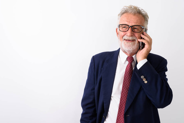Студия выстрел счастливый старший бородатый бизнесмен улыбаясь в то время как й
 - Фото, изображение