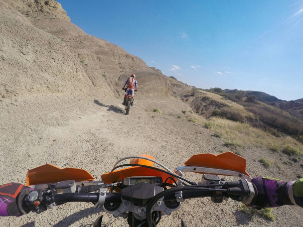 Enduro podróż z dirt bike w wysokich górach w Caucasus natura - Zdjęcie, obraz