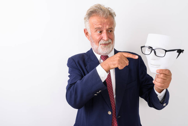 Студійний знімок красивого старшого бородатого бізнесмена дивлячись і р
 - Фото, зображення