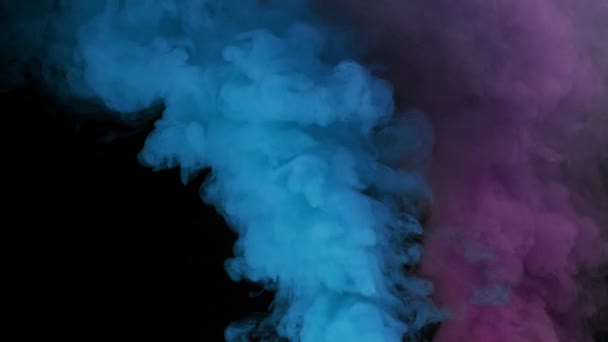 πολύχρωμος καπνός σε σκούρο φόντο - Πλάνα, βίντεο
