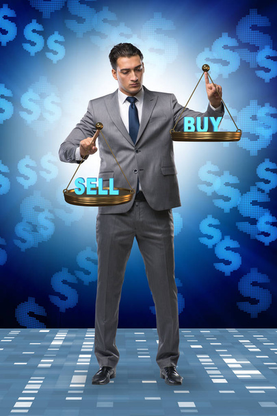 Uomo d'affari che sceglie tra acquisto e vendita - Foto, immagini