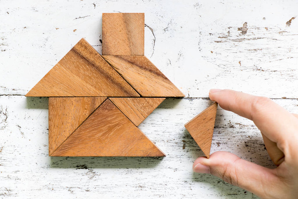 Tangram puzzle attendere per soddisfare la forma della casa su sfondo vecchio legno bianco (conept per costruire casa da sogno, vita felice, casa o investimento ipotecario
) - Foto, immagini