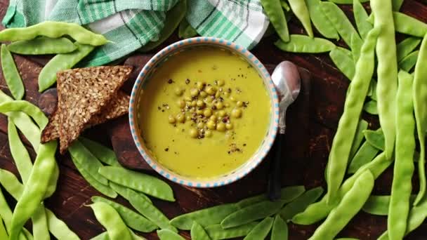 灰色のボウルに緑のエンドウ豆クリームスープ - 映像、動画