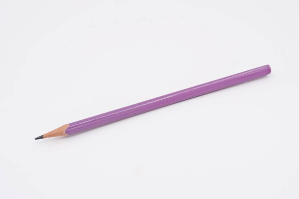 paarse potlood op witte achtergrond - Foto, afbeelding