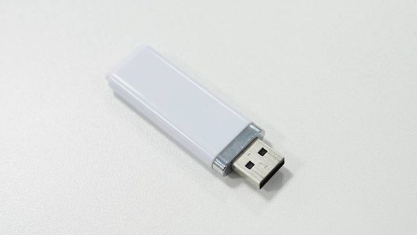 lecteur flash USB sur fond blanc - Photo, image