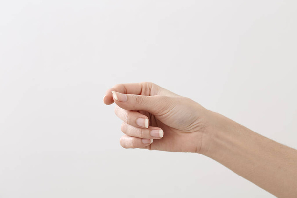 Kobieta ręka trzymać wirtualną wizytówkę na białym tle - Zdjęcie, obraz