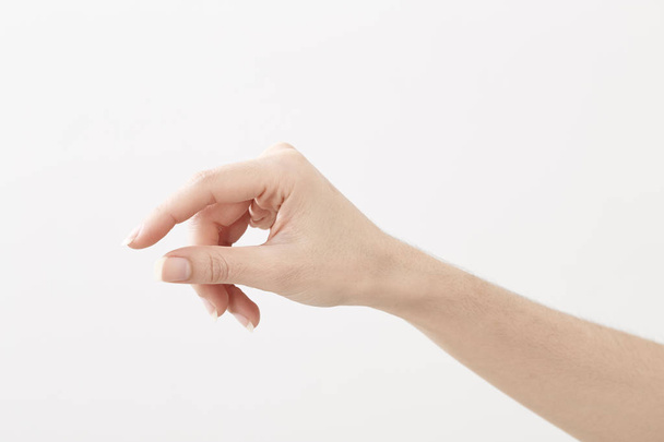 La mano de la mujer sostiene la tarjeta de visita virtual sobre fondo blanco
 - Foto, imagen