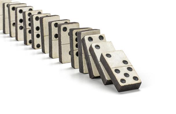 fila di vecchi domino
 - Foto, immagini