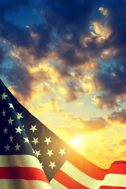 Американський прапор з барвистий небо захід сонця на фоні. - Фото, зображення