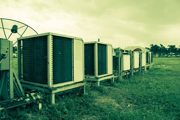 Unidades de condensador de aire acondicionado, estilo de color vintage
 - Foto, Imagen