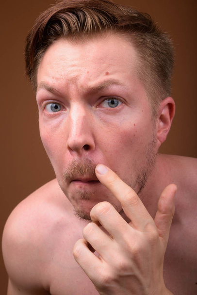 Genç yakışıklı adam karşı kahverengi backgr damat süre gömleksiz - Fotoğraf, Görsel