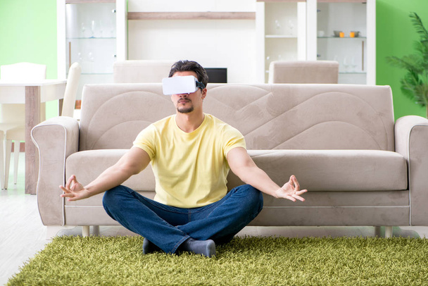 Young man with virtual reality goggles - Foto, Imagem