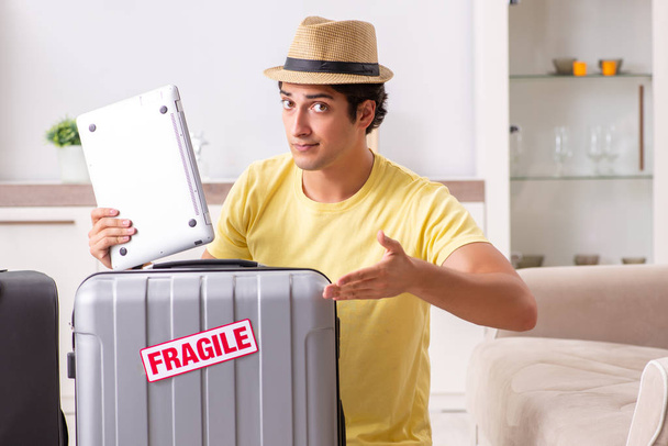Man op vakantie met kwetsbare koffers - Foto, afbeelding
