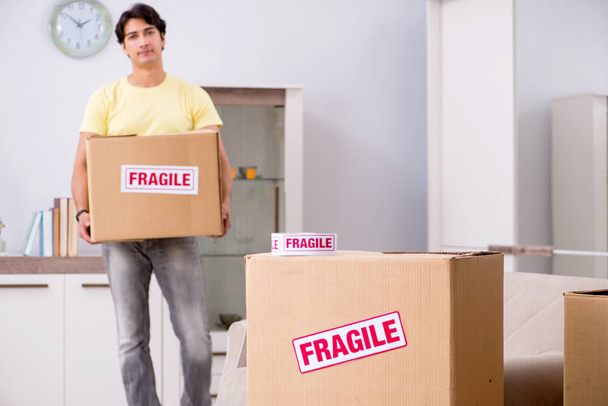 Homem movendo casa e realocando com itens frágeis
 - Foto, Imagem