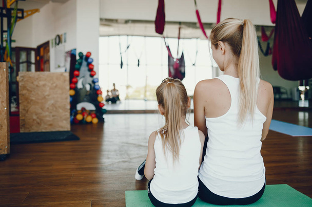 Mutter mit Tochter im Fitnessstudio - Foto, Bild