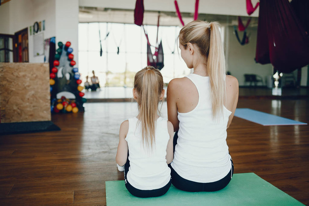 Mother with daughter in a gym - Φωτογραφία, εικόνα