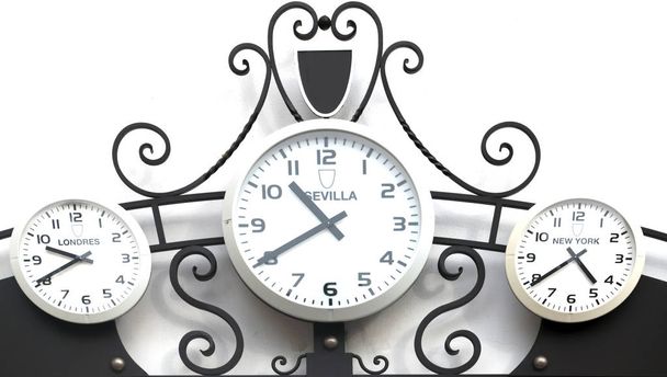 Trois horloges les unes à côté des autres marquant l'heure dans différentes villes du monde
  - Photo, image