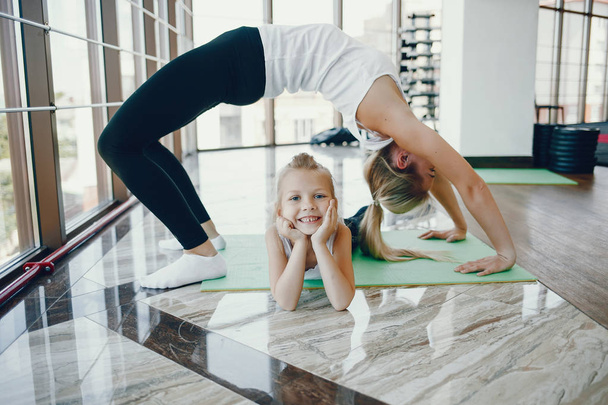 Mother with daughter in a gym - Zdjęcie, obraz