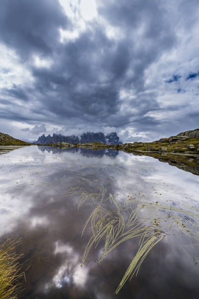 Impresionantes paisajes y nubes en los Alpes Dolomitas
 - Foto, imagen