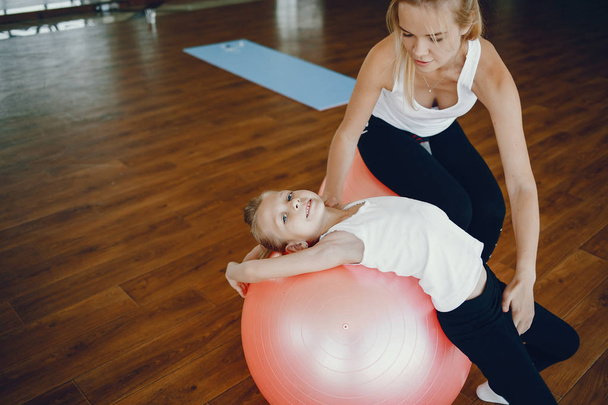 Mutter mit Tochter im Fitnessstudio - Foto, Bild