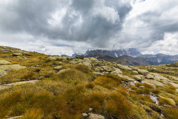 Indrukwekkend landschap en cloudscpae in de Alpen van dolomiet - Foto, afbeelding