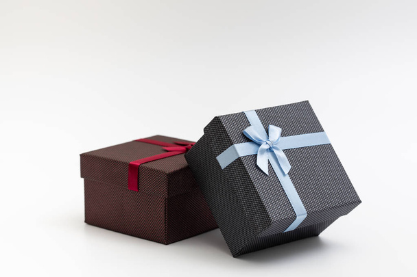Подарочная коробка с цветной лентой на белом фоне на рождественский день рождения
 - Фото, изображение