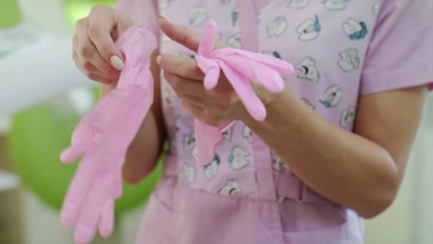 Θηλυκό νοσοκόμα βάζει γάντια του υγεία. Εργαζόμενος υγειονομική περίθαλψη τεθεί σχετικά Ιατρικά γάντια - Πλάνα, βίντεο