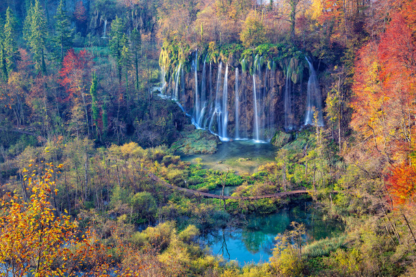Plitvice meren. Afbeelding van waterval gelegen in Plitvice Nationaal Park, Kroatië tijdens herfstdag. - Foto, afbeelding