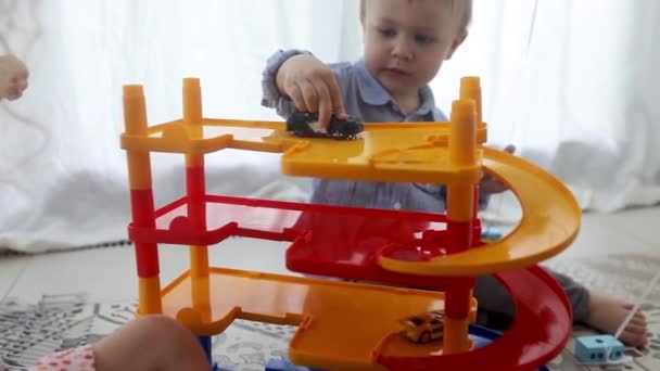 Szczęśliwy kids gry z autka na piętrze - Materiał filmowy, wideo
