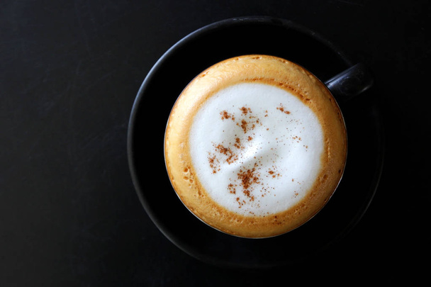 kopje warme cappuccino koffie op zwarte lijst - Foto, afbeelding