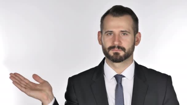 Portrait d'homme d'affaires barbe montrant le produit à côté, fond blanc
 - Séquence, vidéo