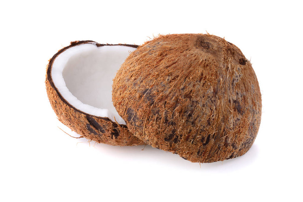 Половина кокосов изолированы на белом фоне
. - Фото, изображение