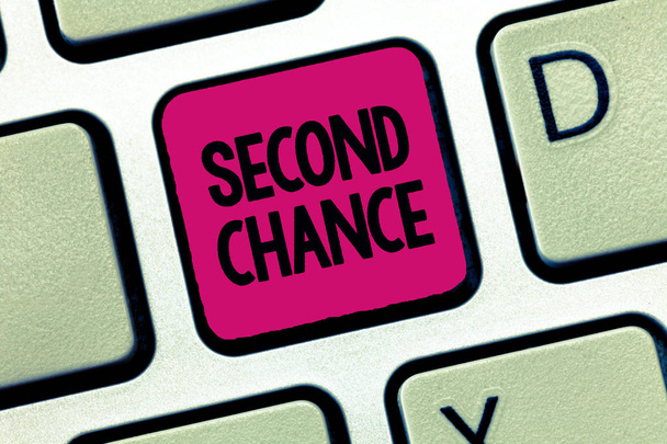 Tekstimerkki, jossa näkyy Second Chance. Käsitteellinen kuva Antaa toisen mahdollisuuden harjoittaa jälleen liiketoimintaa venture
 - Valokuva, kuva