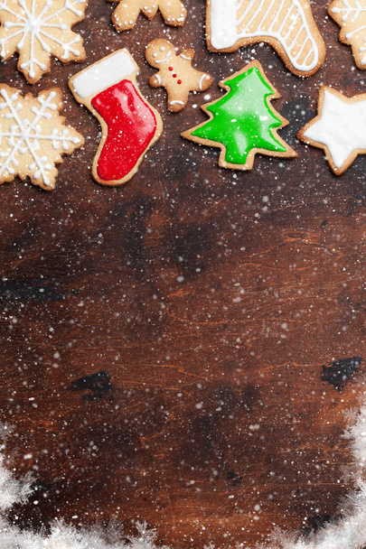 Різдвяне пряникове печиво на дерев'яному тлі. Вид зверху з пробілом для ваших привітань
 - Фото, зображення