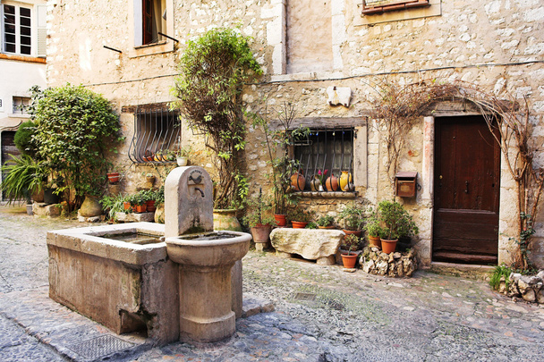 Fresh water fountain in the centre of the quaint little French hilltop village of Saint-Paul de Vence, Southern France, - Foto, Bild