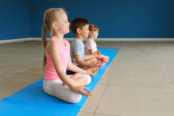 Niños pequeños practicando yoga en interiores
 - Foto, Imagen