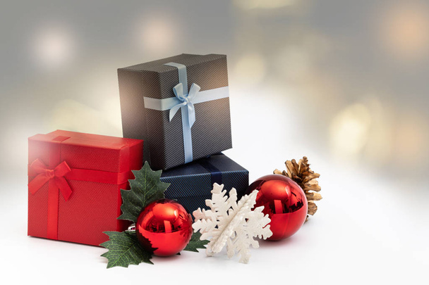 krabičce s mašlí barva na bílém pozadí k Vánocům k narozeninám zvláštní příležitost - Fotografie, Obrázek