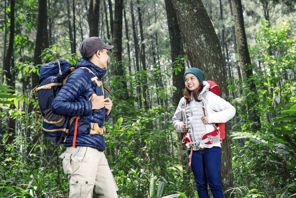 Young asian couple with backpack exploring the green forest - Foto, Imagen