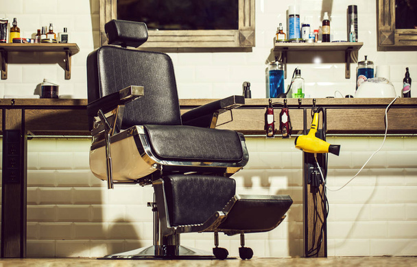 Barbershop fauteuil, moderne kapper en kapsalon, Kapper voor mannen. Stijlvolle vintage Kapper stoel. De Voorzitter van de winkel van de kapper. Barbershop thema. Professionele haarstylist in barbershop interieur - Foto, afbeelding