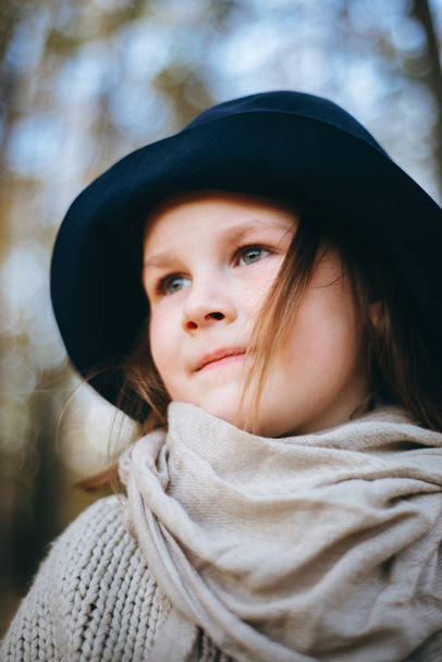 Portret Ładna dziewczyna w Ponczo i kapelusz na naturalne podłoże - Zdjęcie, obraz