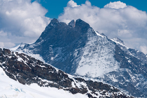 山ユングフラウとトップのヨーロッパ スフィンクス展望台 (3,454 メートル)、スイス連邦共和国からベルナー アルプスの 4千メートル峰の眺め - 写真・画像