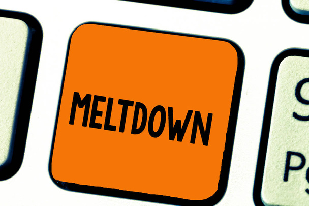 Escribiendo una nota que muestra Meltdown. Foto comercial que muestra colapso desastroso o accidente de avería en reactor nuclear
 - Foto, imagen