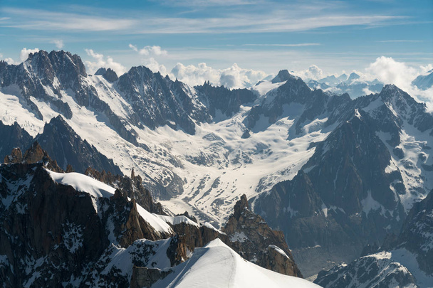 Mont-Blanc είναι το ψηλότερο βουνό στην περιοχή των Άλπεων και τα υψηλότερα στην Ευρώπη. Πανέμορφο πανόραμα των Άλπεων στην ηλιόλουστη μέρα. Haute-Savoie, Γαλλία - Φωτογραφία, εικόνα