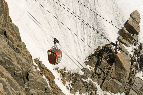 Standseilbahn zur Bergstation der aiguille du midi (3842 m) in chamonix-mont blanc, haute-savoie, Frankreich - Foto, Bild