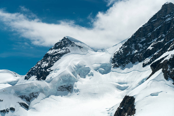 山ユングフラウとトップのヨーロッパ スフィンクス展望台 (3,454 メートル)、スイス連邦共和国からベルナー アルプスの 4千メートル峰の眺め - 写真・画像