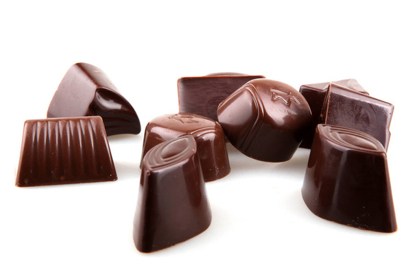 Γλυκά σοκολάτες που απομονώνονται σε λευκό φόντο. - Φωτογραφία, εικόνα