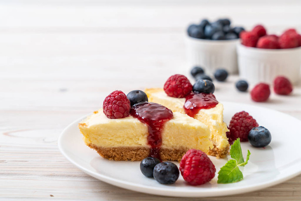 Homemade cheesecake with fresh raspberries and blueberries - Fotó, kép